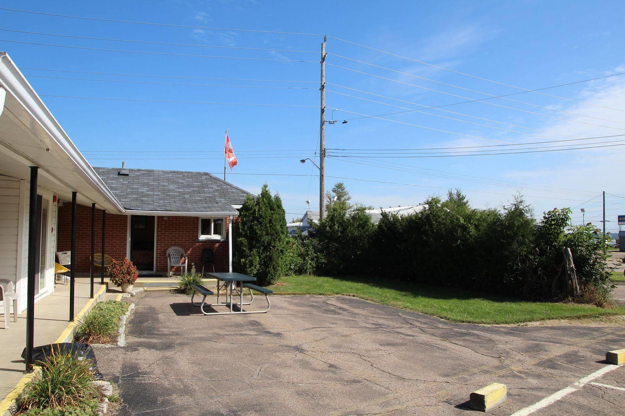 Hillside Inn Pembroke Exterior photo
